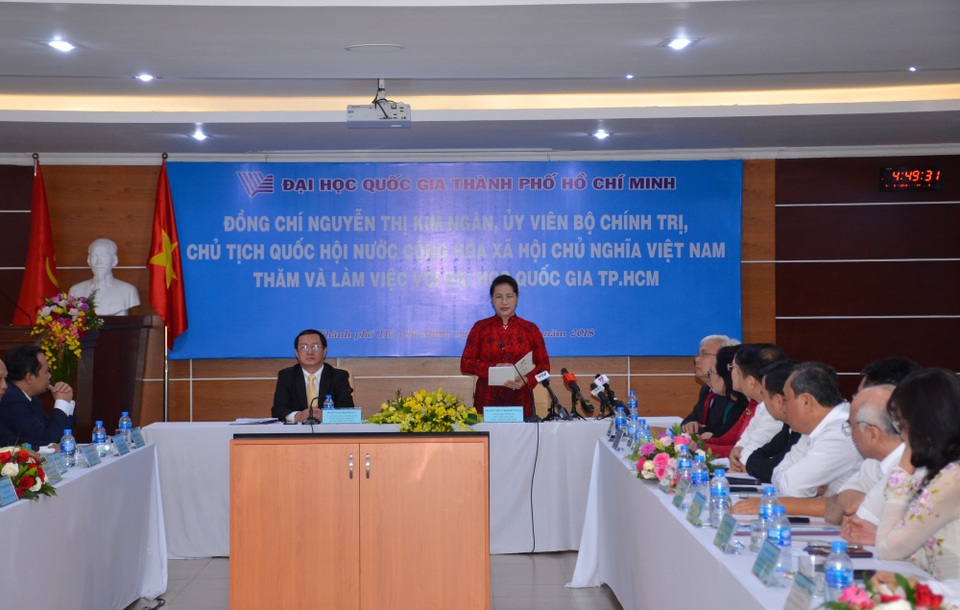 ĐH Quốc gia TPHCM: Kiến nghị giữ nguyên tên gọi “Đại học quốc gia” - 2 Chủ tịch Quốc hội Nguyễn Thị Kim Ngân trao đổi với các cán bộ chủ chốt của ĐH Quốc gia TPHCM