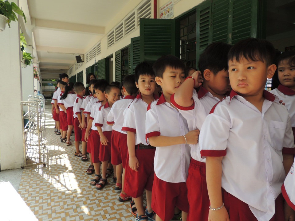 Không giảm sĩ số, trẻ vẫn phải học chữ trước - 2
Học sinh trong một lớp của lớp 1 tại Trường tiểu học Hồng Hà, Bình Thạnh, TPHCM xếp hàng dài dằng dặc tập đi vệ sinh, uống nước.