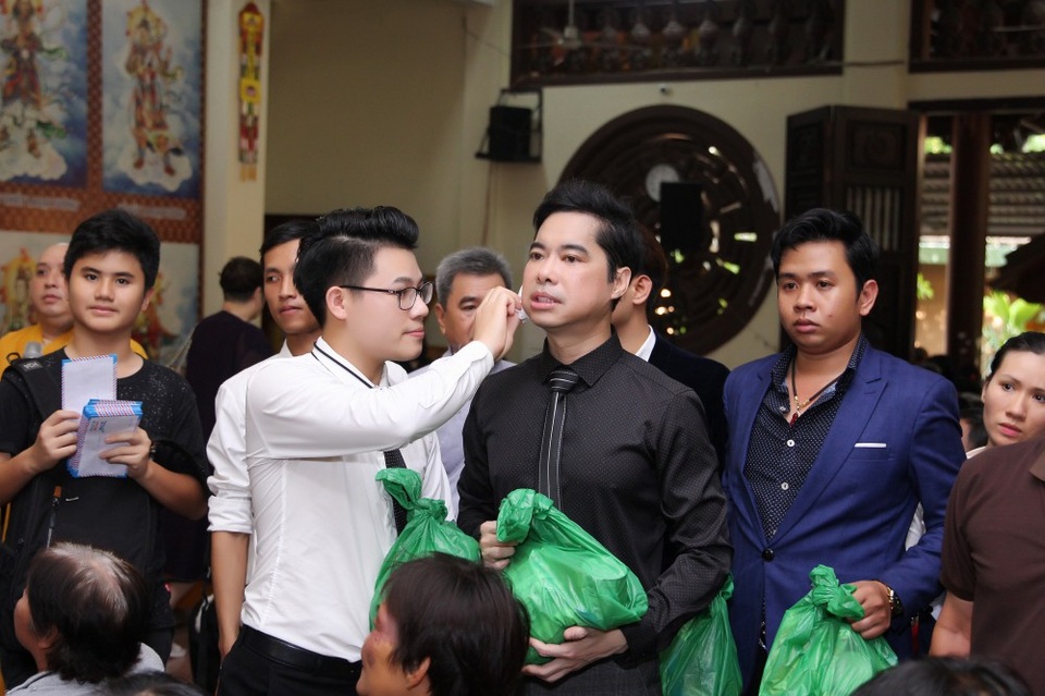 Ngọc Sơn làm lễ nhận Quán quân Thần tượng Bolero làm con nuôi tại chùa - 6 Ngọc Sơn - Duy Cường trao quà cho các gia đình nghèo tại chùa sau khi làm lễ nhận cha con.