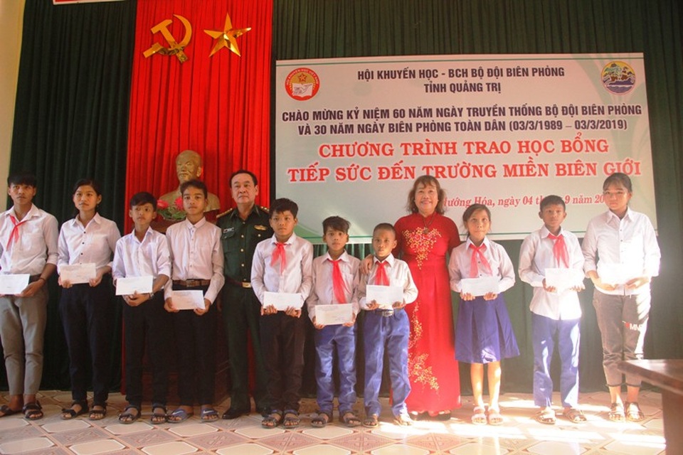 Quảng Trị: Trao 60 suất học bổng đến học sinh nghèo miền biên giới - 2 Bà Nguyễn Thị Hồng Vân - Chủ tịch Hội Khuyến học tỉnh Quảng Trị và Đại tá Hồ Ngọc Hoàng - Phó chính uỷ BĐBP tỉnh Quảng Trị trao học bổng cho học sinh