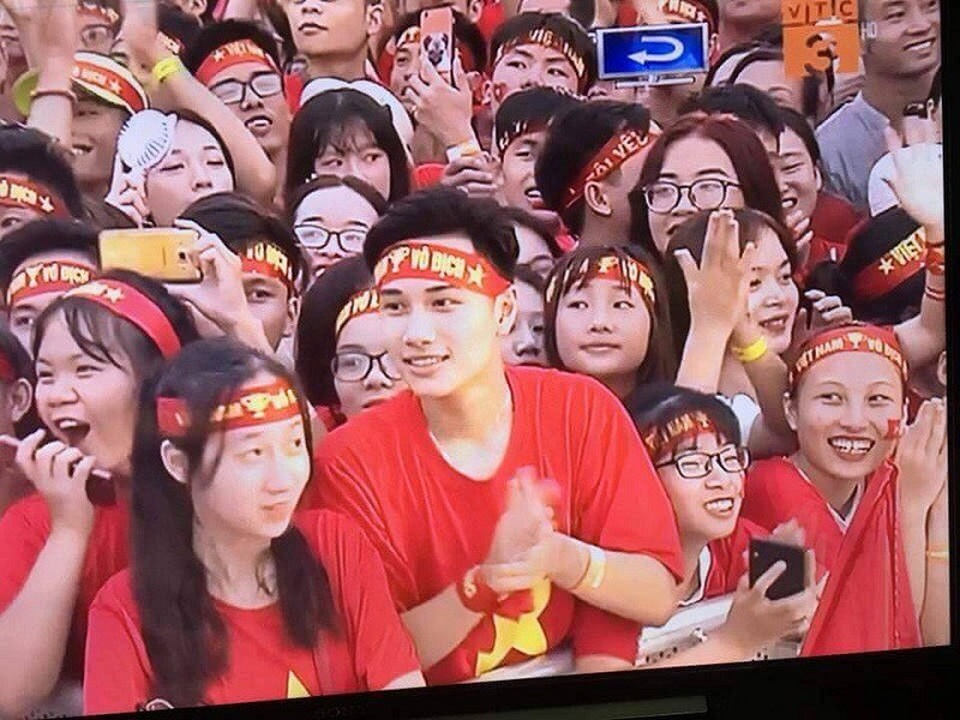 Cổ động viên đẹp trai được dân mạng tìm kiếm