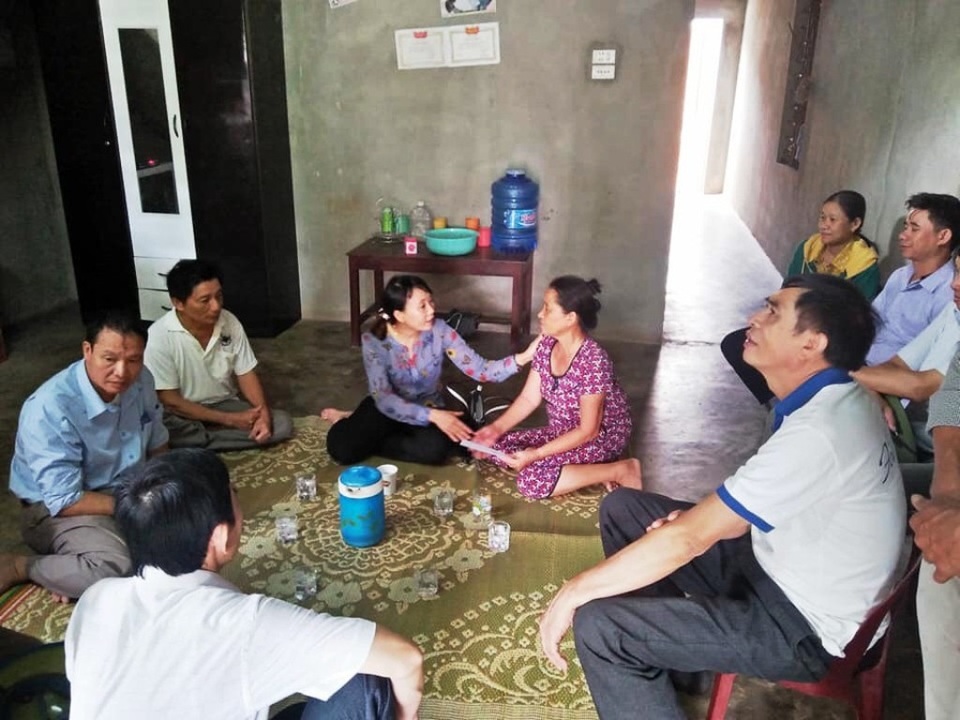 
Bà Trần Thị Ánh Tuyết - Phó Chủ tịch UBND huyện cùng lãnh đạo địa phương, các ban ngành đoàn thể xã Nghi Thiết đến hỏi thăm, động viên 4 gia đình gặp nạn.
