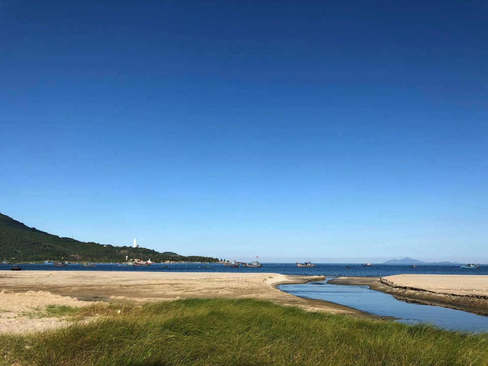 Nước bốc mùi hôi và nổi bọt trắng tràn ra biển. Đây không phải là lần đầu tiên xảy ra sự cố tương tự ở khu vực biển này.