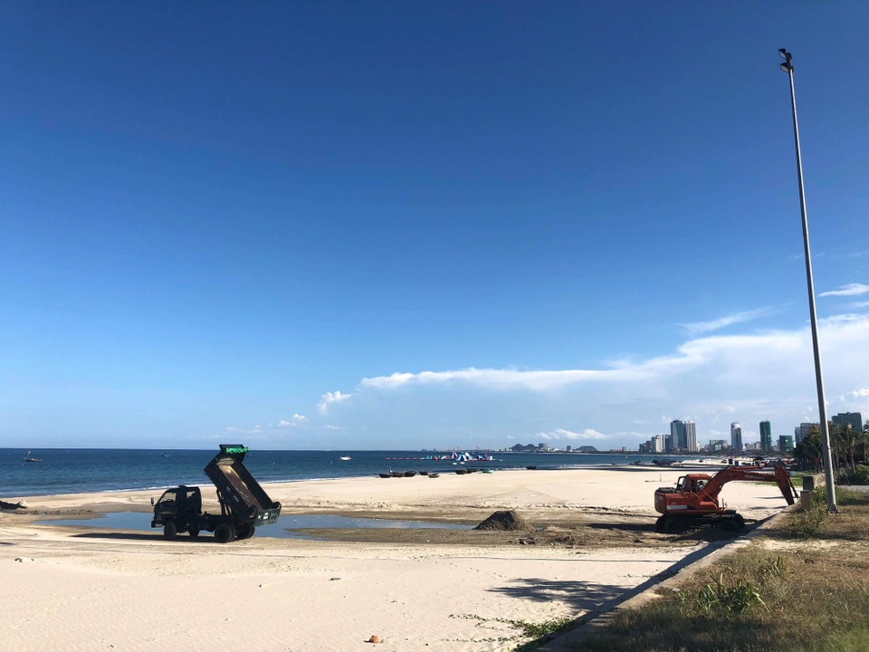 Lực lượng chức năng cùng phương tiện được huy động thu gom nước thải chưa qua xử lý tràn ra biển Đà Nẵng trong ngày 4/9