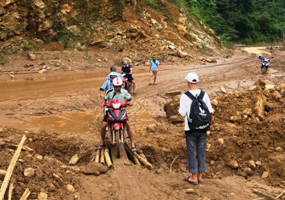 Bản làng tan hoang xơ xác, dân không có nhà để về - 1 Việc di chuyển vào vùng lũ vẫn còn nhiều khó khăn