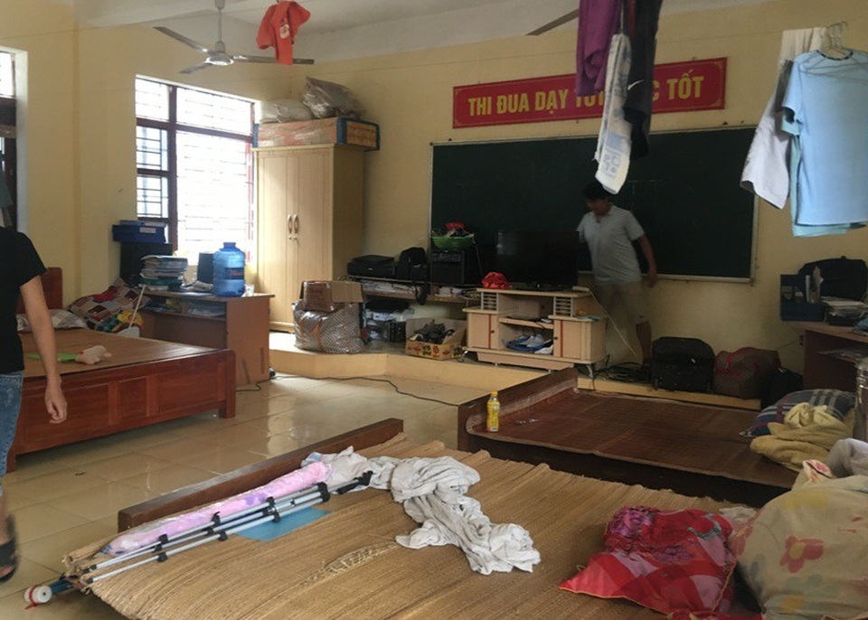 Trường học vùng lũ ngổn ngang trước ngày khai giảng năm học mới - 15 Nhiều trường học được trưng dụng làm nơi cho dân tránh lũ