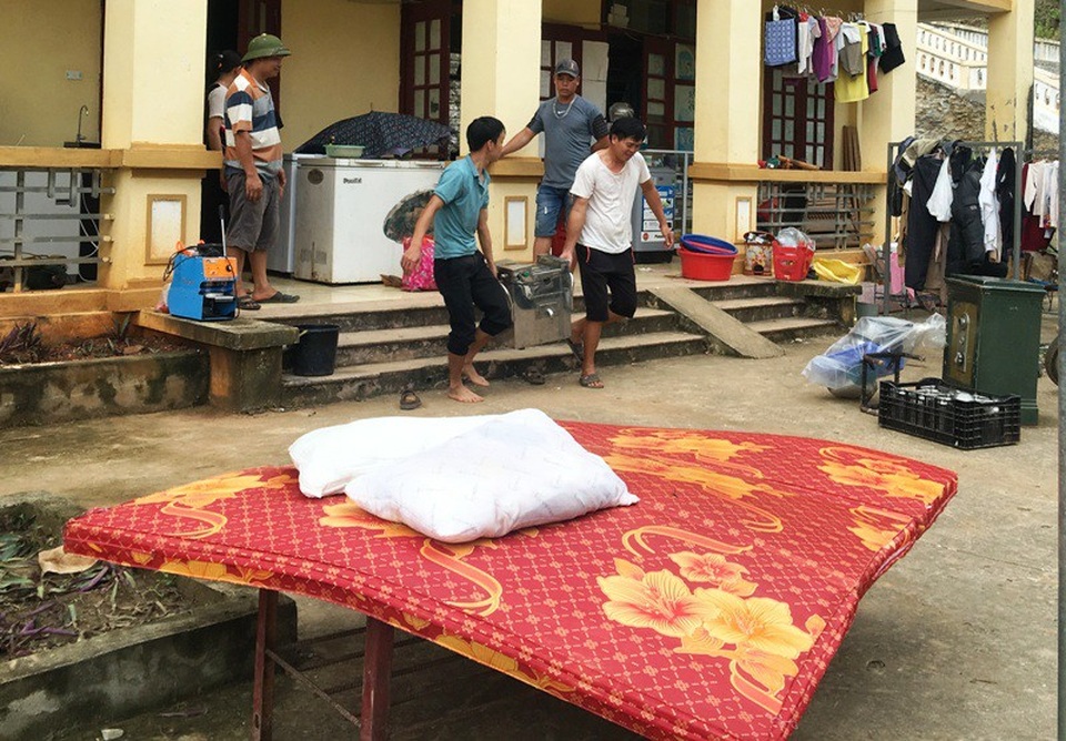 Bản làng tan hoang xơ xác, dân không có nhà để về - 10
Người dân sơ tán lên trường THCS Trung Sơn tránh lũ