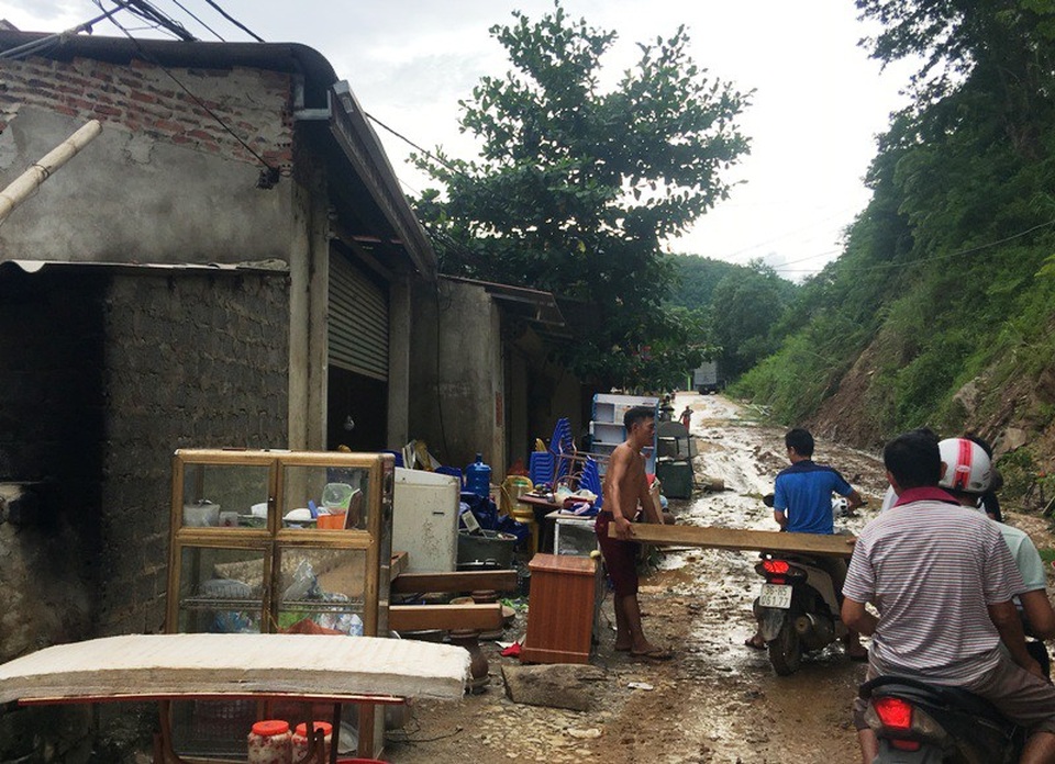 Bản làng tan hoang xơ xác, dân không có nhà để về - 13 Người dân bản Co Me dọn dẹp, di chuyển đồ đạc sau khi lũ rút