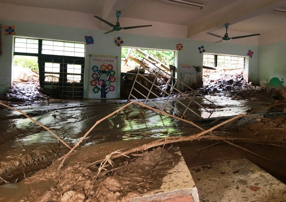 Trường học vùng lũ ngổn ngang trước ngày khai giảng năm học mới - 11 Bùn đất ngập nửa phòng học tại huyện Quan Hóa
