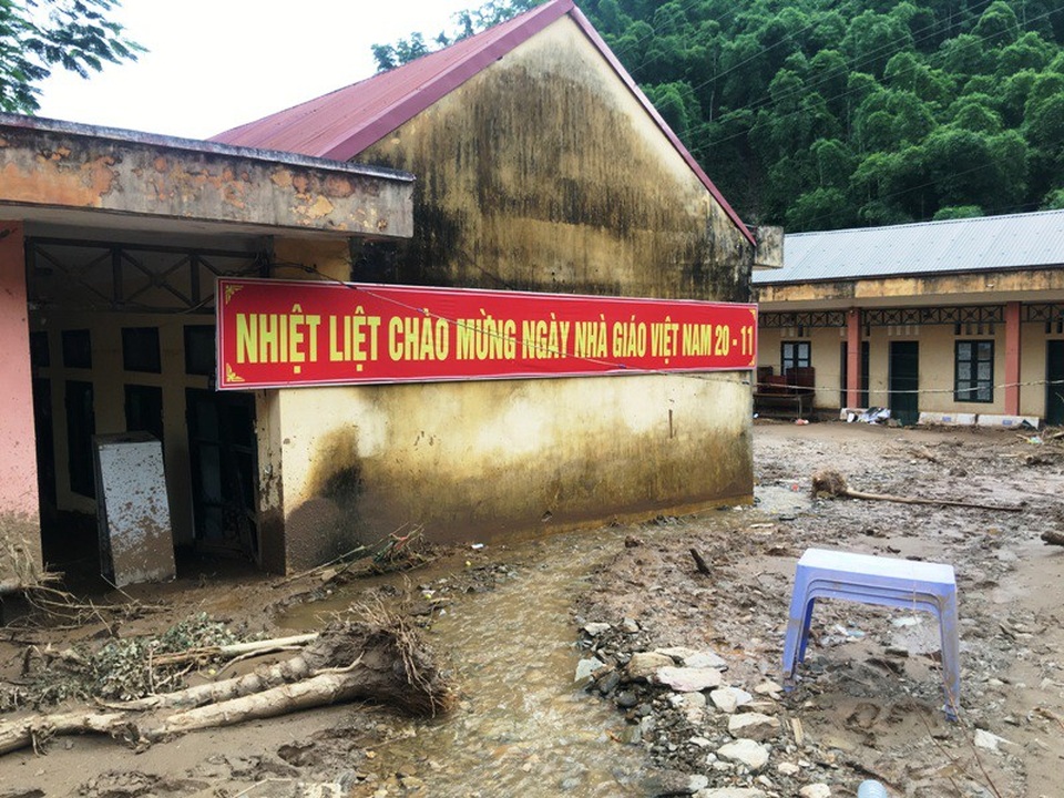 Trường học vùng lũ ngổn ngang trước ngày khai giảng năm học mới - 5 Trường lớp bị bùn đất bao vây