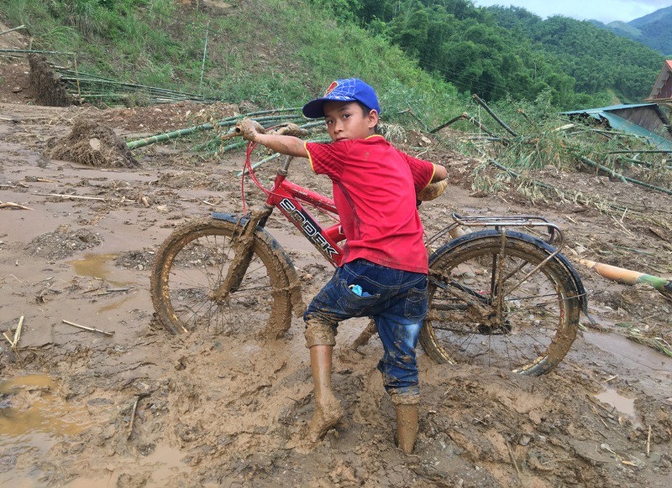Trường học vùng lũ ngổn ngang trước ngày khai giảng năm học mới - 14
Đường đến trường gian nan của học sinh các huyện miền núi sau mưa lũ