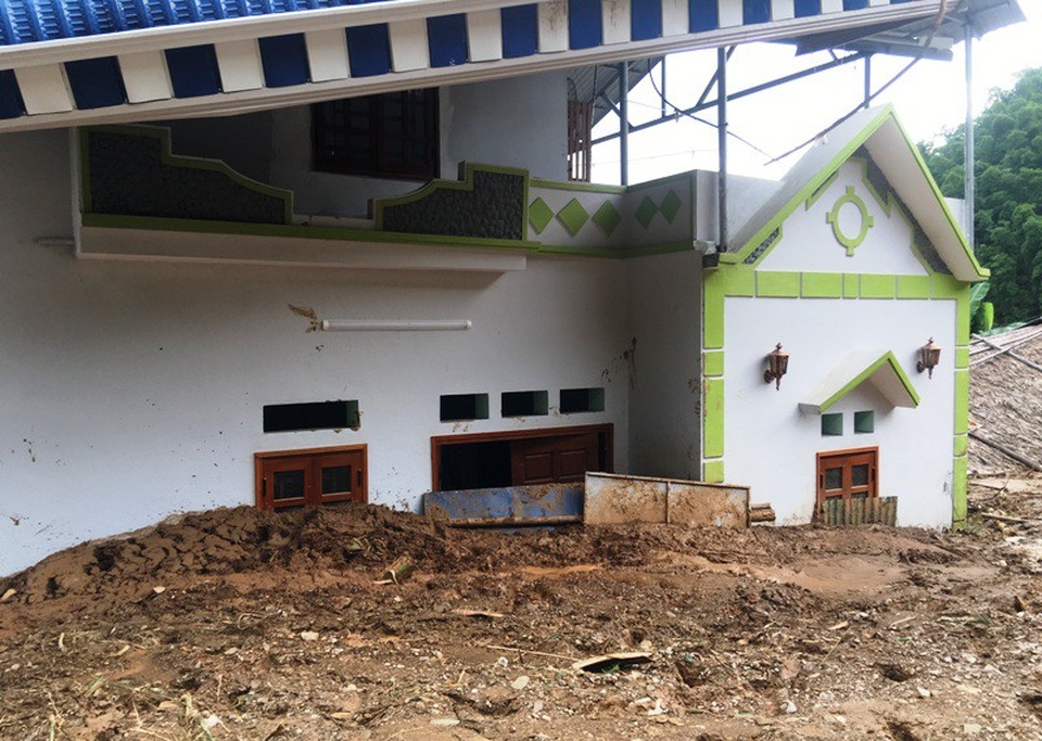 Bản làng tan hoang xơ xác, dân không có nhà để về - 12
Một ngôi nhà 2 tầng bị sạt lở đất gây thiệt hại nghiêm trọng