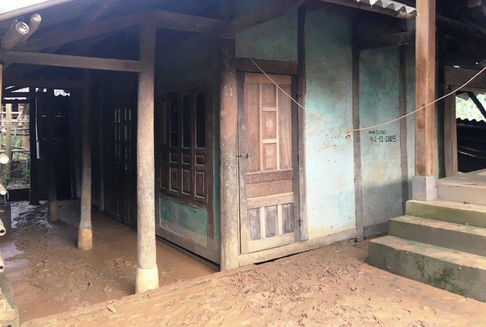 Bản làng tan hoang xơ xác, dân không có nhà để về - 4 Nhiều nhà dân bỏ hoang sau khi lũ quét qua. Có 154 nhà dân bản Co Me có nguy cơ nhà không còn ở được