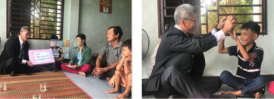 LIXIL VIỆT NAM đến với trẻ em nghèo tỉnh Quảng Nam trong chương trình Trái tim cho em - 2
Đại diện Công ty LIXIL Việt Nam tới thăm gia đình có hoàn cảnh khó khăn tại Quảng Nam