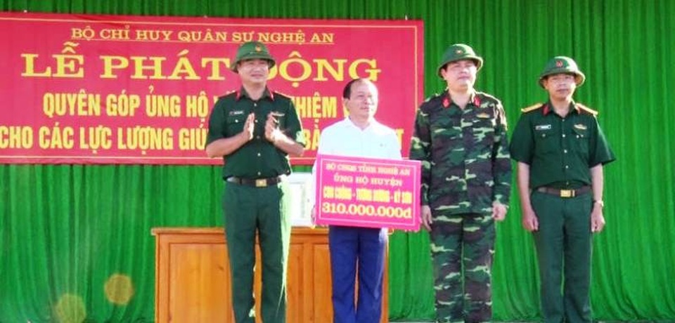 Học sinh vùng lũ nỗ lực có ngày khai giảng theo đúng lịch - 3 Trao tặng kinh phí hỗ trợ các huyện Con Cuông, Tương Dương và Kỳ Sơn khắc phục hậu quả lũ lụt.