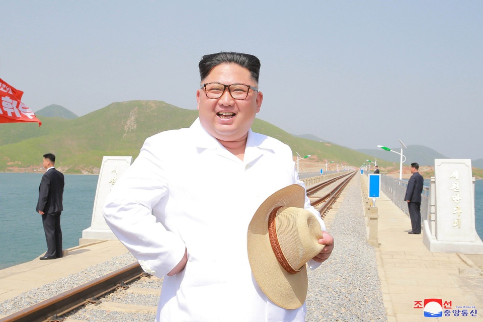 Ông Kim Jong-un vắng mặt suốt nửa tháng - 1 Ông Kim Jong-un tới thăm một dự án đường sắt đã hoàn thiện hồi tháng 5 (Ảnh: KCNA)