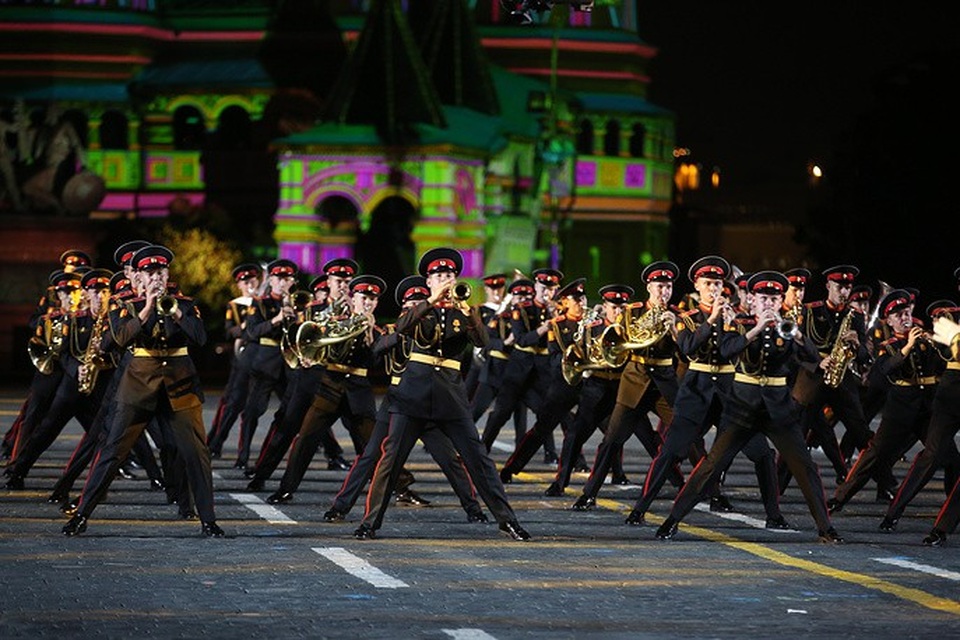 Hoành tráng lễ hội quân nhạc lớn nhất thế giới tại Nga - 3 Người dân Moscow và khách du lịch có cơ hội thưởng thức những màn biểu diễn nhiều màu sắc từ các đội quân nhạc hàng đầu thế giới, trong đó có Anh, Monaco, Hà Lan, Oman, Thụy Sĩ, Tây Ban Nha, Italy, Sri Lanka, Mexico và Myanmar. Trong ảnh: Các thành viên của Đội trường quân nhạc Moscow biểu diễn tại Quảng trường Đỏ.