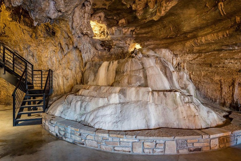 Khám phá biệt thự "triệu đô" nằm ngay trong hang động độc nhất thế giới