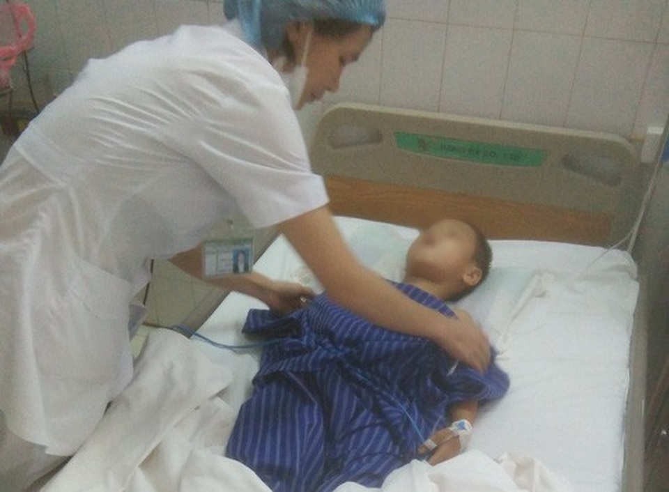 Bệnh nhi Phùng Văn T. đang được các bác sĩ điều trị tích cực - Ảnh:: Bác sĩ cung cấp