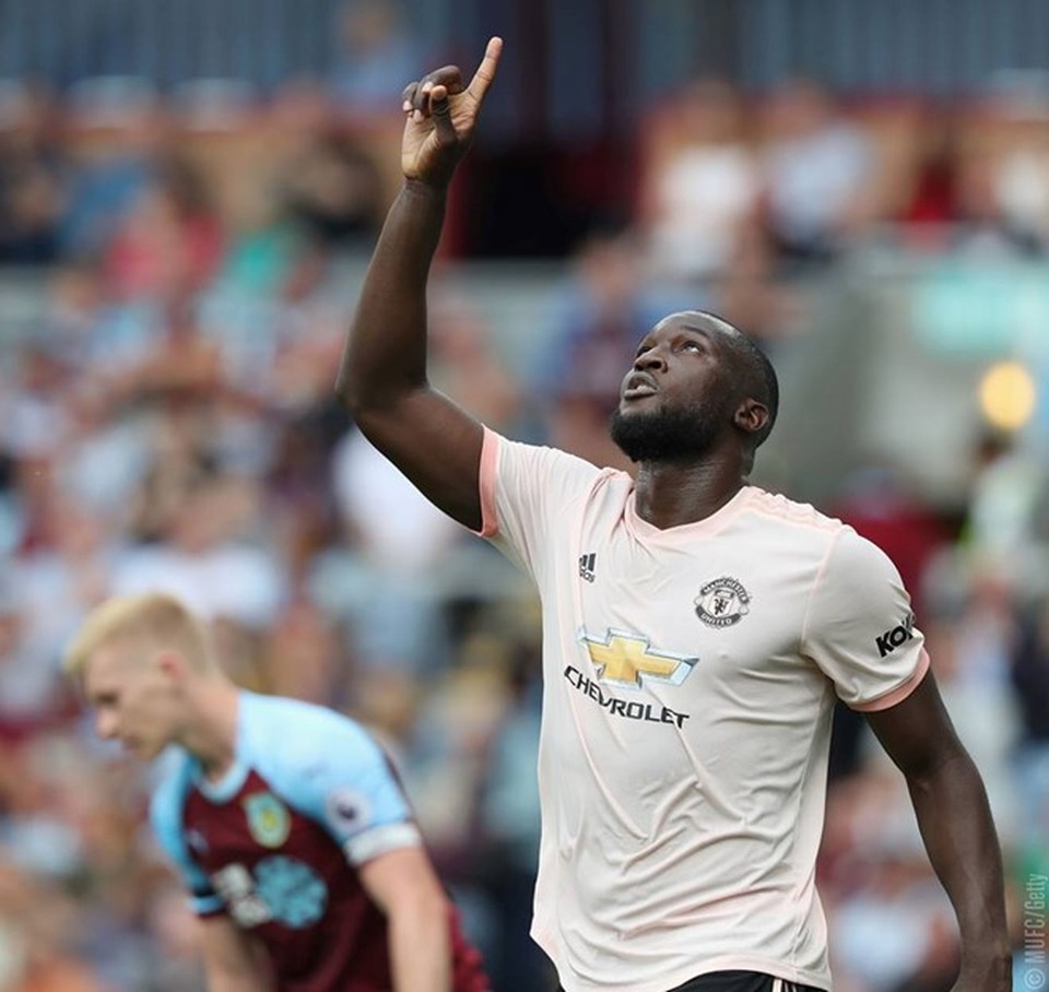 Jose Mourinho: “Man Utd sẽ phải trả giá đắt nếu sa thải tôi” - 1 Lukaku (phải) đã tỏa sáng đem về cú đúp ấn tượng cho Man Utd trong trận gặp Burnley
