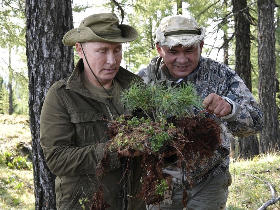 Tổng thống Putin “chạm ngõ” truyền hình thực tế - 1 Tổng thống Putin và Bộ trưởng Quốc phòng Nga Sergei Shoigu trong kỳ nghỉ ở Siberia hồi tháng 8 (Ảnh: Sky)