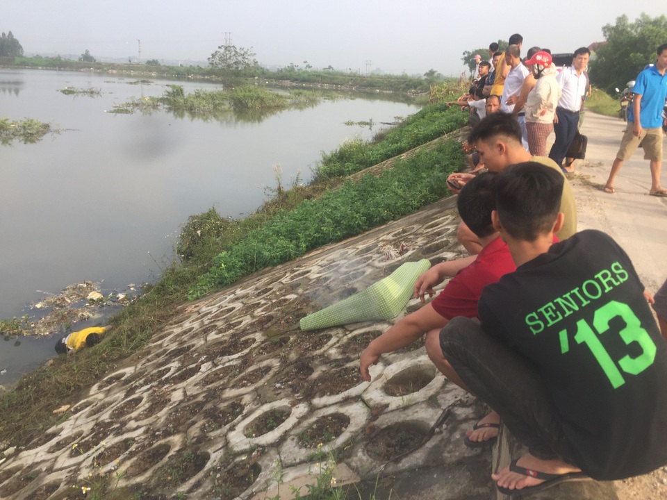 
Hiện trường phát hiện người đàn ông tử vong trên sông Ngũ Huyện Khê
