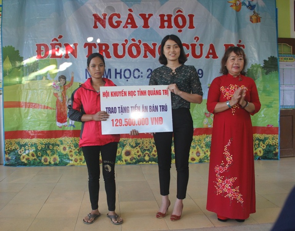 Quảng Trị: Trao 60 suất học bổng đến học sinh nghèo miền biên giới - 3
Hội Khuyến học tỉnh Quảng Trị trao hỗ trợ suất ăn bán trú cho học sinh.