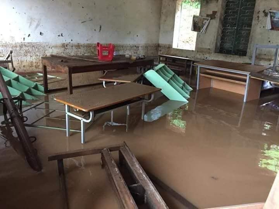 “Chúng tôi khai giảng lấy ngày, sau đó vẫn phải nghỉ học để khắc phục hậu quả lũ lụt” - 17
Bàn ghế ngập trong bùn đất