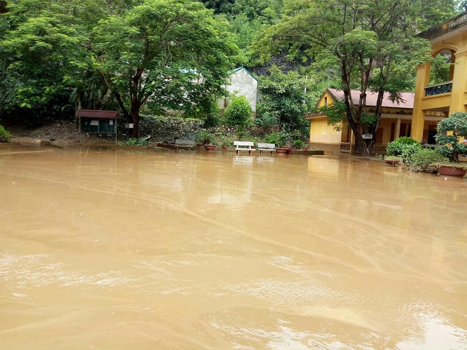 “Chúng tôi khai giảng lấy ngày, sau đó vẫn phải nghỉ học để khắc phục hậu quả lũ lụt” - 1
Sáng 4/9, Trường PTDTBT THCS Tà Hộc, huyện Mai Sơn, tỉnh Sơn La vẫn còn ngập trong bùn đất