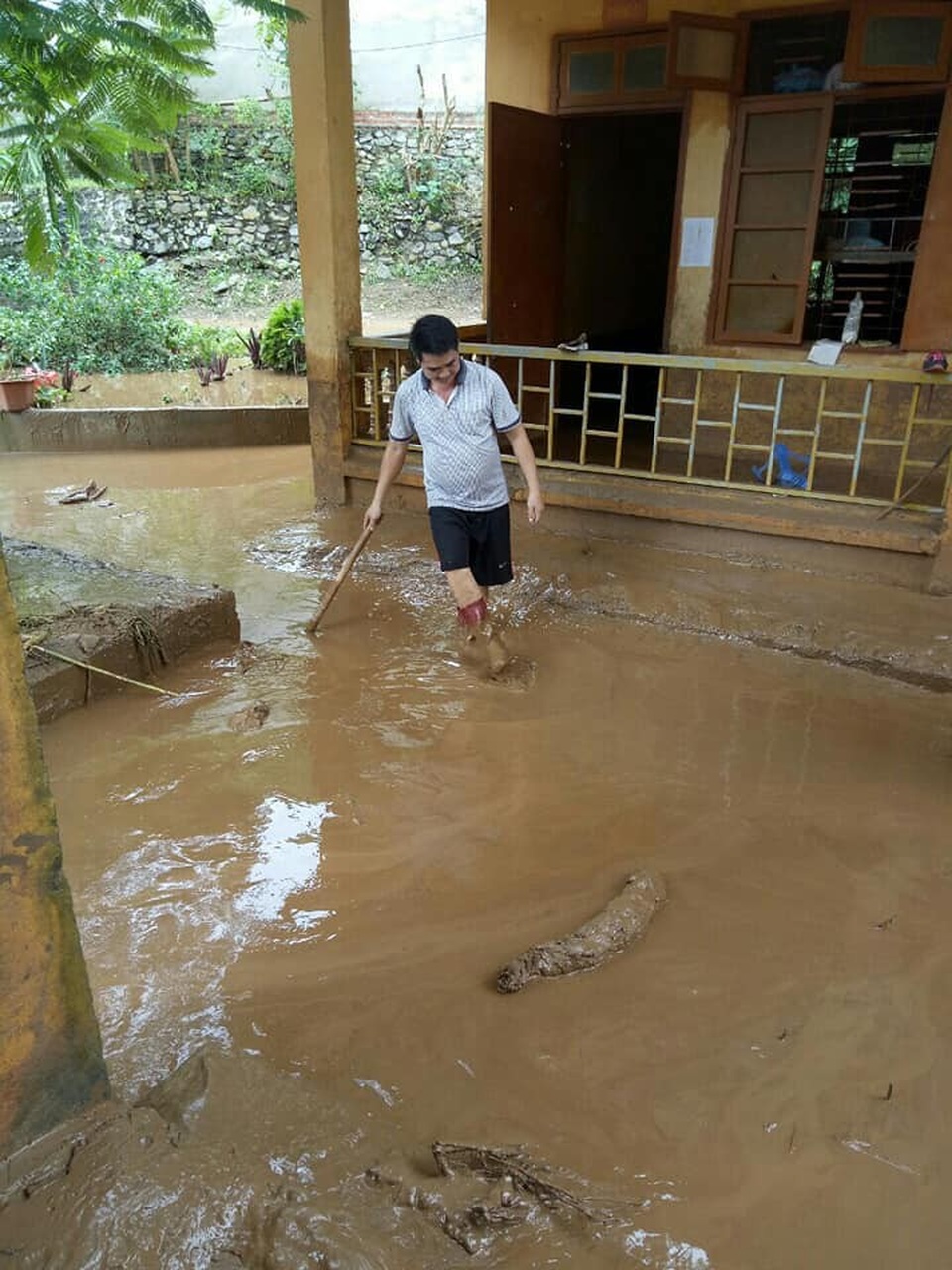 “Chúng tôi khai giảng lấy ngày, sau đó vẫn phải nghỉ học để khắc phục hậu quả lũ lụt” - 13
Giáo viên Trường THCS Tà Hộc vất vả quét dọn từng khối bùn đất ngập ở sân trường