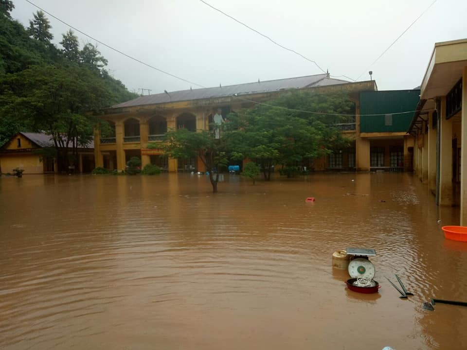 “Chúng tôi khai giảng lấy ngày, sau đó vẫn phải nghỉ học để khắc phục hậu quả lũ lụt” - 12
Lũ vẫn chưa rút hết, sân trường vẫn đang ngập nước