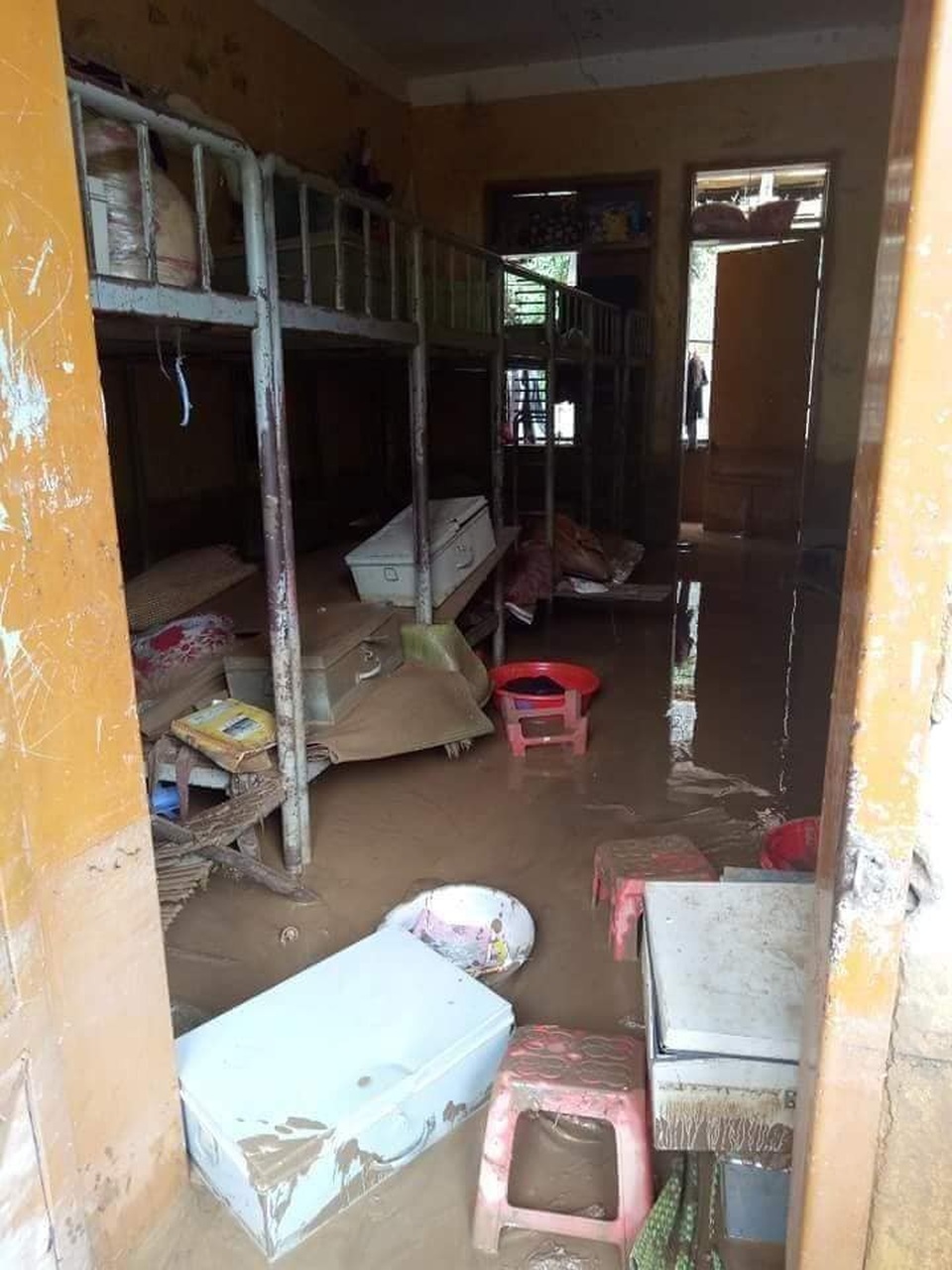 “Chúng tôi khai giảng lấy ngày, sau đó vẫn phải nghỉ học để khắc phục hậu quả lũ lụt” - 3
Cảnh ngổn ngang ở khu nội trú của học sinh Trường PTDTBT THCS Tà Hộc. Sau khai giảng, các em học sinh vẫn tạm thời nghỉ học vì chưa bố trí được nơi ăn chốn ở