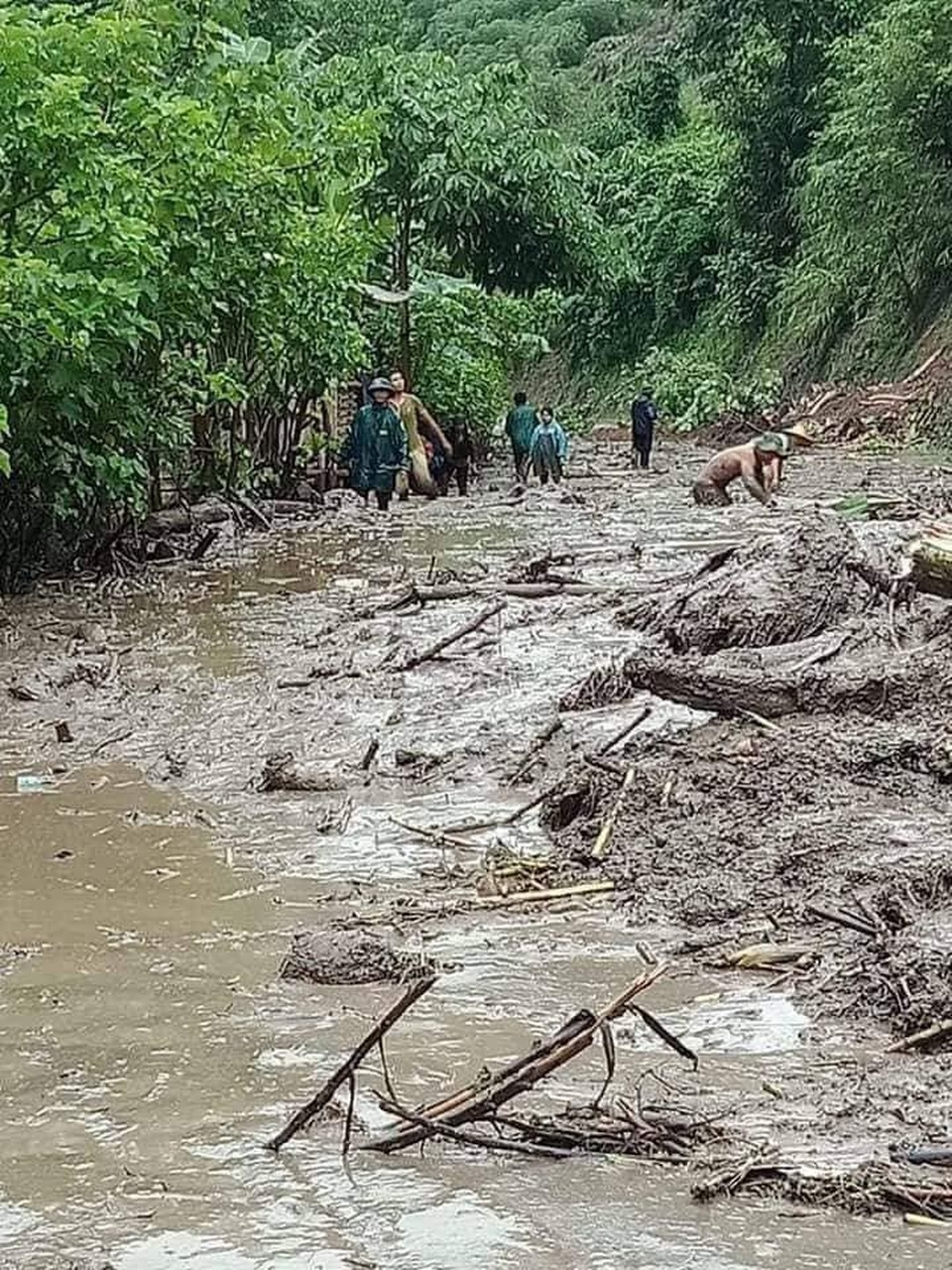 “Chúng tôi khai giảng lấy ngày, sau đó vẫn phải nghỉ học để khắc phục hậu quả lũ lụt” - 9
Ngập trong bùn đất và cây cối, đến đi bộ cũng hết sức khó khăn