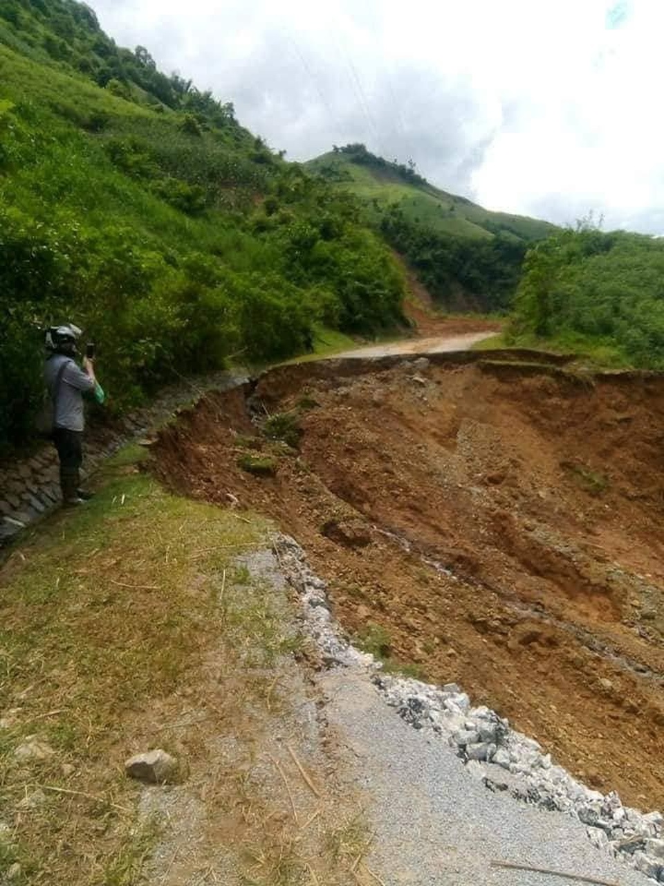 “Chúng tôi khai giảng lấy ngày, sau đó vẫn phải nghỉ học để khắc phục hậu quả lũ lụt” - 8
Đường vào Trường PTDTBT THCS Tà Hộc phải đi bộ hơn 10km vì nhiều đoạn đường bị sạt lở nghiêm trọng