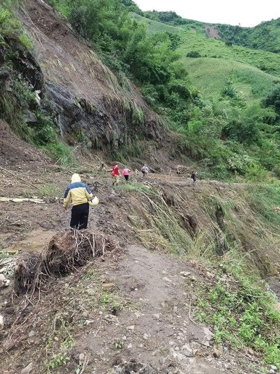 “Chúng tôi khai giảng lấy ngày, sau đó vẫn phải nghỉ học để khắc phục hậu quả lũ lụt” - 10 “Chúng tôi khai giảng lấy ngày, sau đó vẫn phải nghỉ học để khắc phục hậu quả lũ lụt” - 10