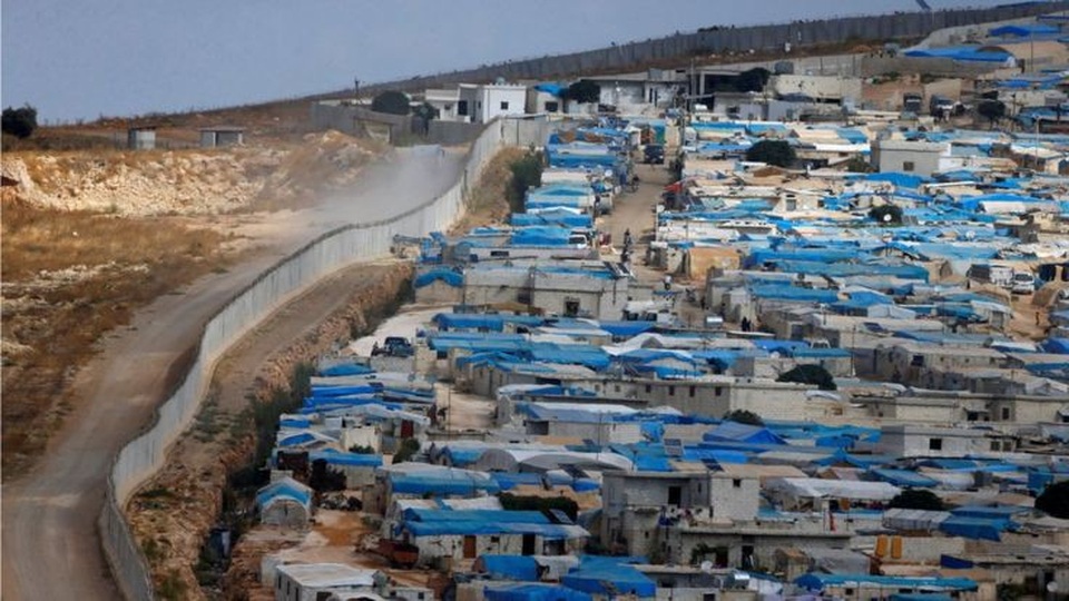5 câu hỏi lớn trước thềm trận chiến “sinh tử” tại Syria - 4 Thổ Nhĩ Kỳ đóng cửa biên giới ngăn dòng người tị nạn từ Syria tràn sang (Ảnh: Reuters)
