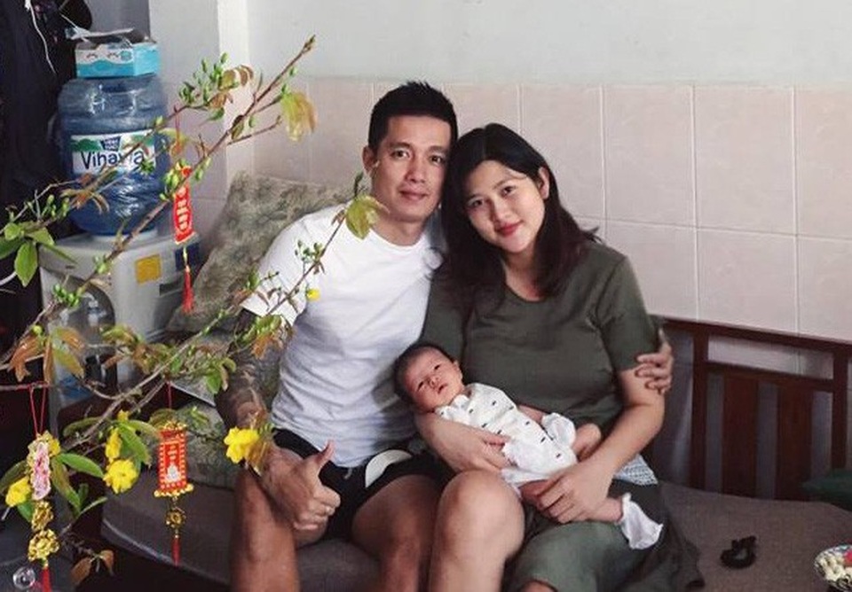 Hạnh phúc lẫn đắng cay chuyện tình của mỹ nhân Việt và các cầu thủ - 5 Mới đây, cả hai đã cùng đón thành viên đầu lòng của tổ ấm.