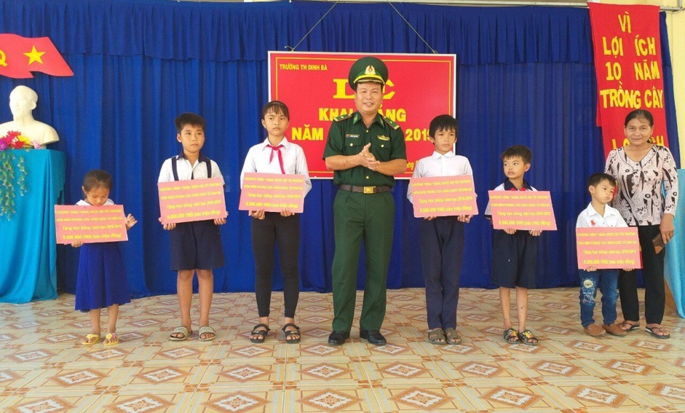 Thiếu tá Trương Văn Dũng - Trưởng đồn biên phòng cửa khẩu quốc tế Dinh Bà trao học bổng cho các em học sinh