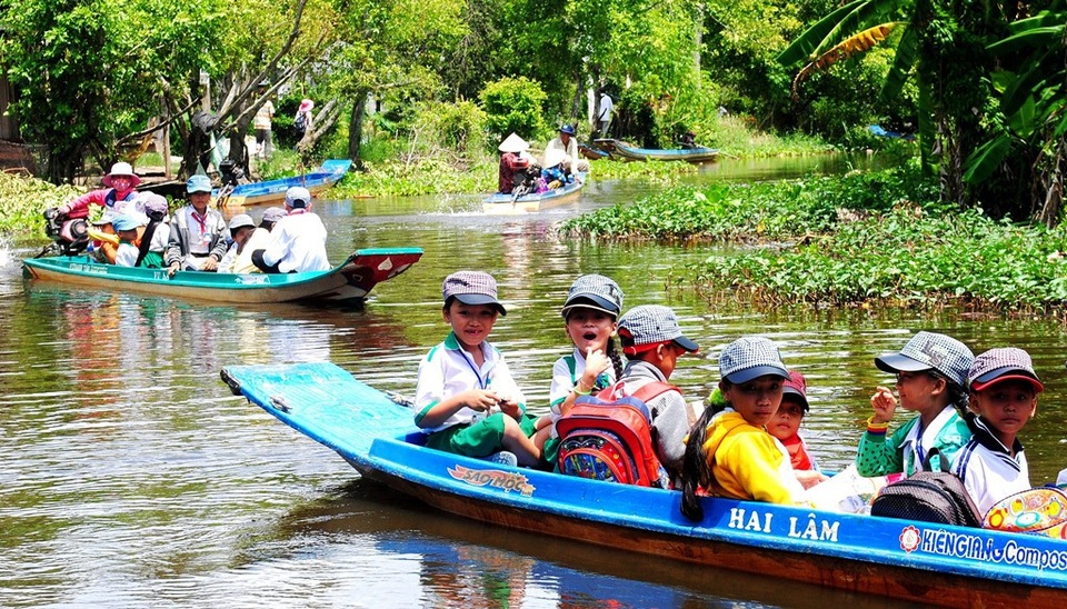 Những con đò đi tìm chữ của học trò vùng sông nước miền Tây - 1 Các em học trò ở xã Lâm Hải, huyện Năm Căn, tỉnh Cà Mau hàng ngày vẫn đến trường bằng ghe (ảnh Tiến Hưng)