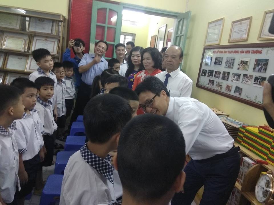 Phó Thủ tướng Vũ Đức Đam cùng học sinh hát vang bài quốc ca ngày khai giảng - 7 Phó Thủ tướng tặng quà trung thu cho một số trẻ em khuyết tật đang học hòa nhập.
