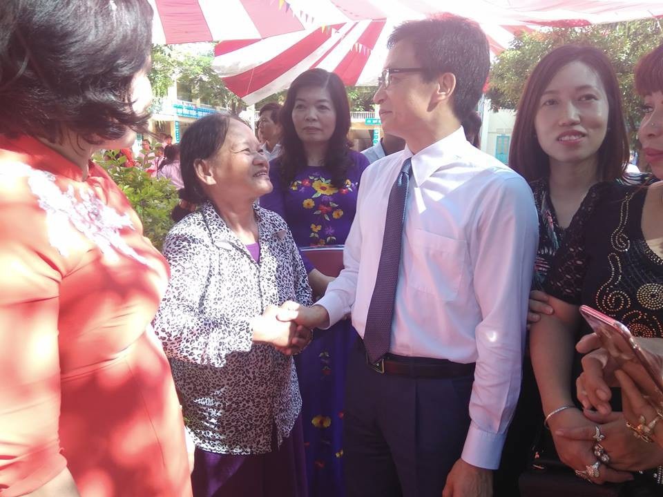 Phó Thủ tướng Vũ Đức Đam cùng học sinh hát vang bài quốc ca ngày khai giảng - 3 Phó Thủ tướng ân cần hỏi han các phụ huynh học sinh của trường