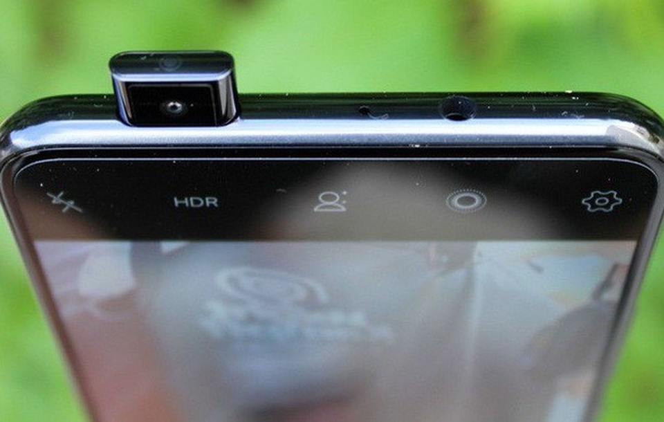 2 trào lưu mới trên điện thoại Android hứa hẹn đánh bại sự thống trị của iPhone - 4 Cụm camera selfie được làm ẩn đi bên trong thân máy, và chỉ nhô lên khi chụp của Vivo Nex S