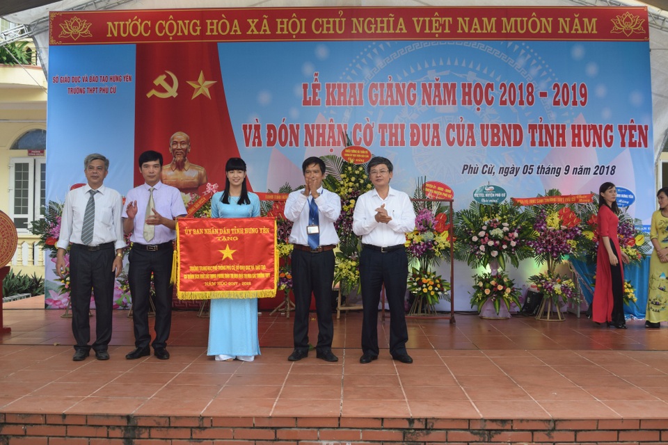 Học trò cả nước náo nức trong lễ khai giảng - 36
Trong dịp khai giảng năm học mới thầy và trò trường THPT Phù Cừ vinh dự được nhận Cờ thi đua của UBND tỉnh Hưng Yên vì có thành tích xuất sắc trong phong trào thi đua khối các trường THPT năm học 2017- 2018.