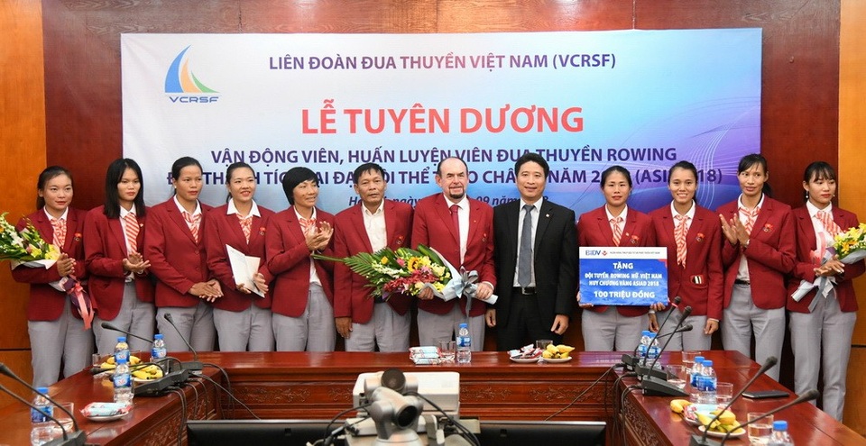 BIDV trao thưởng cho đội tuyển Rowing nữ - 1
BIDV trao thưởng cho đội tuyển Rowing nữ