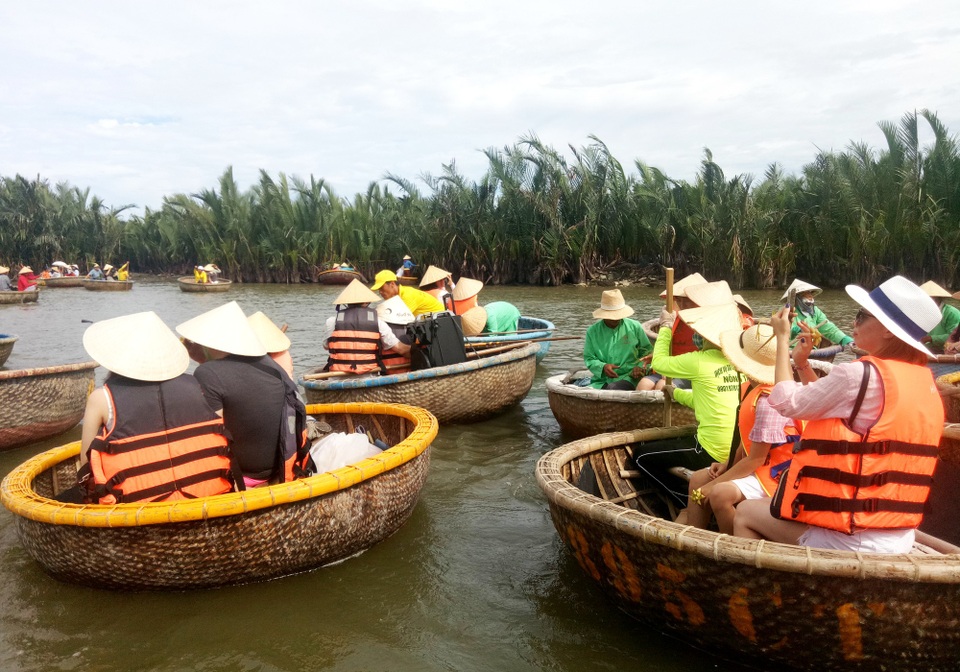 Hội An: Chấn chỉnh tình trạng bát nháo ở Khu du lịch sinh thái rừng dừa Bảy Mẫu - 2 Du khách đông kéo theo tình trạng lộn xộn, mở nhạc loa “kẹo kéo” quá to, ồn ào, ô nhiễm môi trường…