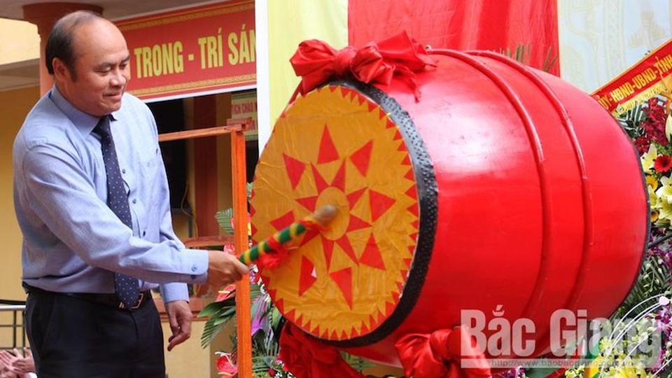 Bí thư tỉnh ủy, Chủ tịch tỉnh Bắc Giang đánh trống khai giảng đón chào năm học mới! - Ảnh 2. Bí thư tỉnh ủy, Chủ tịch tỉnh Bắc Giang đánh trống khai giảng đón chào năm học mới! - Ảnh 2.