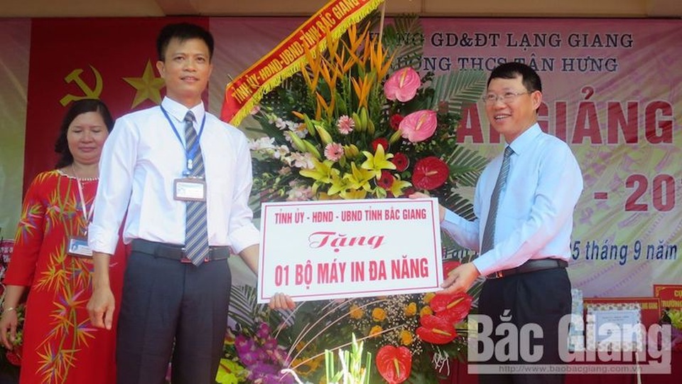 Bí thư tỉnh ủy, Chủ tịch tỉnh Bắc Giang đánh trống khai giảng đón chào năm học mới! - Ảnh 3. Bí thư tỉnh ủy, Chủ tịch tỉnh Bắc Giang đánh trống khai giảng đón chào năm học mới! - Ảnh 3.