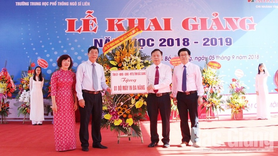 Bí thư tỉnh ủy, Chủ tịch tỉnh Bắc Giang đánh trống khai giảng đón chào năm học mới! - Ảnh 1. Bí thư tỉnh ủy, Chủ tịch tỉnh Bắc Giang đánh trống khai giảng đón chào năm học mới! - Ảnh 1.