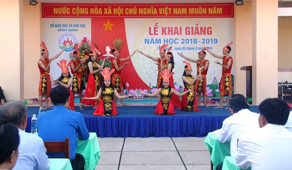 Học trò cả nước náo nức trong lễ khai giảng - 32 Không khí ngày khai giảng tại Trường THPT Số 3 huyện Tuy Phước, tỉnh Bình Định (ảnh Doãn Công)
