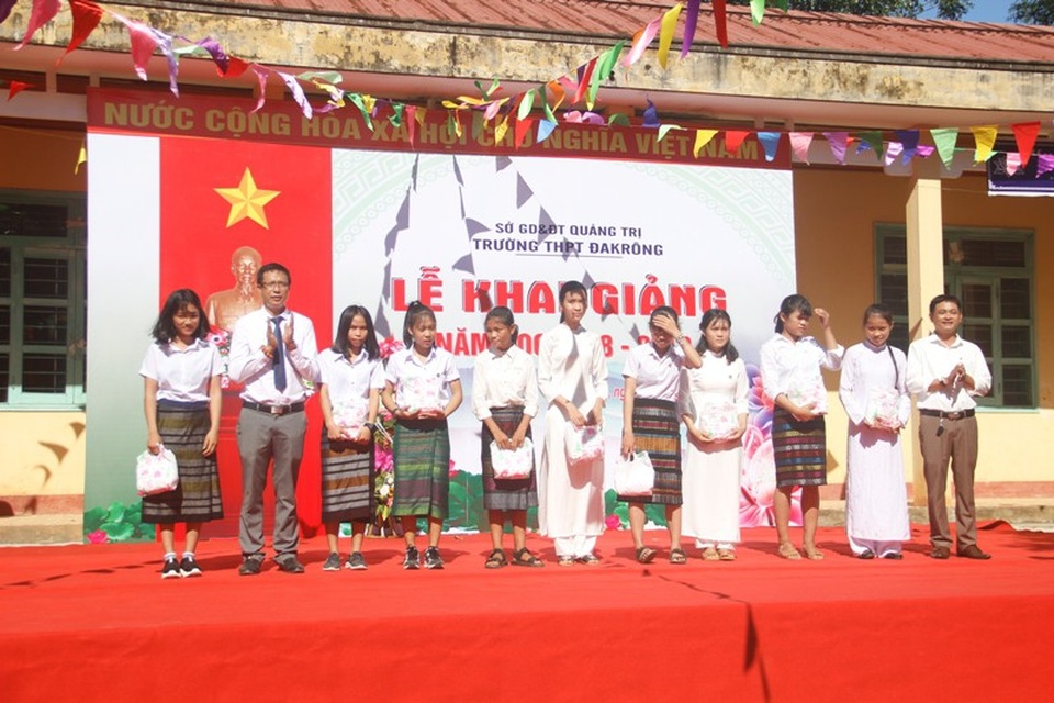 Phu nhân cố Tổng Bí thư Lê Duẩn tặng xe đạp cho học sinh nghèo nhân ngày khai giảng - 4 Ban giám hiệu nhà trường tặng áo dài cho học sinh